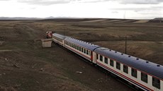 Turecký vlak směřuje k poslední vlakové stanici Akyaka mezi Tureckem a Arménií.