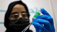 Zdravotnice v Dubaji pipravuje injekci vakcíny proti koronaviru spolenosti...