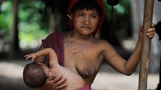 Písluníci domorodého kmene Yanomami ve vesnici Irotatheri v brazilském stát...