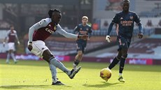 Bertrand Traoré (vlevo) z Aston Villy stílí v zápase proti Arsenalu.