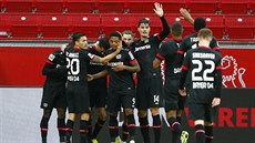Fotbalisté Leverkusenu se radují ze vst�elené branky, uprost�ed stojí s �íslem...