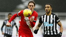 Jannik Vestergaard (vlevo) ze Southamptonu a Callum Wilson z Newcastlu stíhají...