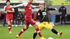 Julian Brandt (vpravo) z Dortmundu se snaí zastavit Vincenza Grifa z Freiburgu.