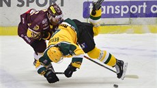 Vlastimil Bilík z Jihlavy (vlevo) v souboji se vsetínským Janem Bergerem