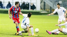 Liberecký Michal Fukala (druhý zleva) posílá balon spoluhrái v zápase proti...