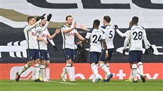 Fotbalisté Tottenhamu se radují z branky, kterou dal Harry Kane (uprosted).