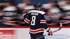 Alexandr Ove�kin z Washingtonu slaví se spoluhrá�i vst�elenou branku v zápase...