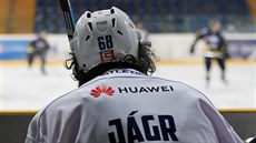Kladenský Jaromír Jágr sleduje ze stídaky dní na led.
