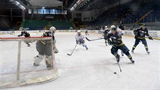 Kladenští hokejisté (v bílém) nastoupili proti Ústí nad Labem s Jaromírem...