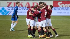 Fotbalisté Sparty se radují z gólu proti Olomouci.