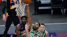 Tristan Thompson (v zeleném) z Bostonu blokuje stelu, kterou vyslal na ko...