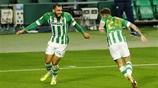 Borja Iglesias (vlevo) z Betisu se raduje ze vst�elené branky proti Barcelon�.
