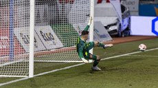 Olomoucký brankář Aleš Mandous inkasuje z penalty v zápase proti Spartě.