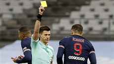 Mauro Icardi z PSG dostává od rozhodího lutou kartu v zápase proti Marseille.