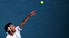 Raku�an Dominic Thiem podává v prvním kole Australian Open.