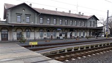 Nádra�ní budova a p�ilehlý sklad na vlakovém nádra�í v �atci byly prohlá�eny za...