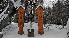 Umrlčí prkna u kaple Nejsvětější Trojice v prostoru zaniklé obce Zhůří