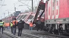 Po sráce dvou nákladních vlak na trati mezi Otrokovicemi a Tlumaovem zstalo...