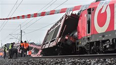 Po srážce dvou nákladních vlaků na trati mezi Otrokovicemi a Tlumačovem zůstalo...