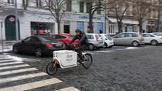 Nákladní kola se prosazují, rychle projedou tam, kam se auta slo�it� dostávají.