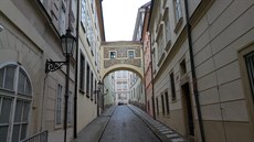 Thunovská. �e�tí poslanci mohou p�echázet z budovy do budovy bez de�tníku.