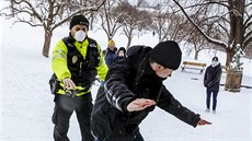 Mstská policie pijela a zasahuje u petínských svah. (9. února 2021)