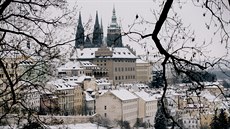 Ze Strahovského klá�tera vypadají zasn�ené st�echy historických dom� jako z...