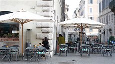 Itálie uvolnila n�která epidemická opat�ení, otev�ela restaurace a muzea. (1....