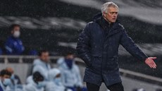 José Mourinho, trenér Tottenhamu, bhem utkání proti své bývalé Chelsea.