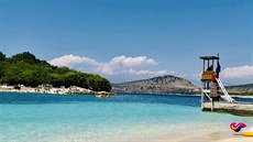 Zde najdete krásnou písčitou pláž, které se říká Bora Bora. Moře s průzračnou...