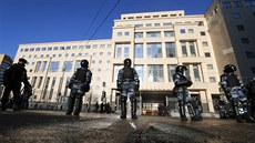 Moskevská policie hlídá budovu soudu, kde se bude rozhodovat o trestu pro...