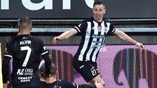 Budjovický záloník Matej Mri (vpravo) práv vstelil gól do sít Baníku...