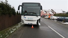 Snímek k nehod autobusu, ke které dolo v úterý na silnici . III/4451 mezi...