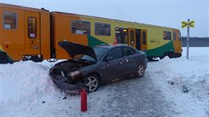 Auto najelo v pond�lí 8. února 2021 odpoledne do cesty vlaku na nezabezpe�eném...