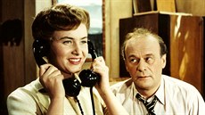 Bohu� Záhorský s Alenou Vránovou v komedii Hudba z Marsu (1955).