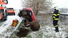 Hasiči na jižní Moravě zasahovali u desítek nehod. Cestu řidičům komplikovala...