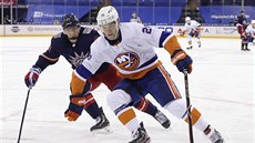Oliver Wahlstrom z New York Islanders si kryje puk, střeží ho Libor Hájek z New...
