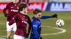 Olomoucký fotbalista Krytof Dank si kryje mí ped sparanem Martinem Vitíkem.