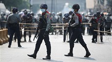 V Rangúnu v Barm� se protestovalo proti vojenskému p�evratu. (6. února 2021)