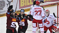 Sparťané Andrej Kudrna s Robertem Říčkou oslavují vítězný gól proti Třinci.
