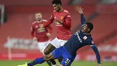 Marcus Rashford (vlevo) z Manchesteru Unired bránný Kaynem Ramsayem ze...