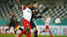 Patrik Schick (vpravo) z Leverkusenu v souboji s  Danielem Heberem z Essenu.