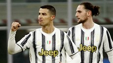 Cristiano Ronaldo (vlevo) z Juventusu se raduje se spoluhráčem Adrienem...