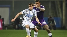 Nicolo Barella (vlevo) z Interu Milán v souboji s Igorem z Fiorentiny.
