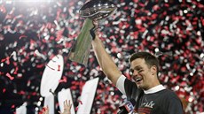 Tom Brady z Tamp Bay Buccaneers  s trofejí pro vítěze Super Bowlu.