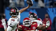 Tom Brady z týmu Tampa Bay Buccaneers pihrává, Alex Okafor z Kansas City ho...