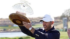 Americký golfista Brooks Koepka pózuje s trofejí pro vít�ze turnaje ve...