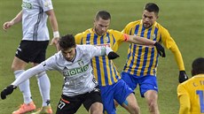 Karvinský Michal Papadopulos (vlevo) se sna�í prosadit p�es bránící opavské...