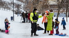 Vyuívat svahy v parcích ke sjezdu na snowboardu nebo sákování zakazuje...