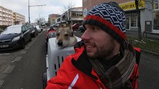 Reportér Matěj Smlsal jede přes Brno na speciálním kole s přepravkou pro psa.
